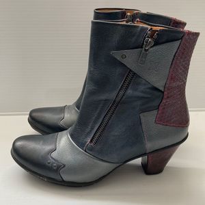 𝅺leather boots gorgeous details